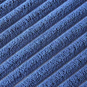 Textura macro detallada de una funda de cojín de pana acanalada azul para sofá