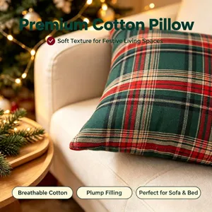 Cuscino decorativo natalizio in cotone scozzese rosso e verde su un divano beige