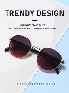 Nahaufnahme goldener runder Sonnenbrille mit lila Verlaufsgläsern im minimalistischen Stil