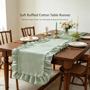 Chemin de table froncé élégant en coton vert sauge sur une table à manger en bois