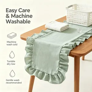 Gros plan du chemin de table vert clair à volants avec texte sur le lavage en machine