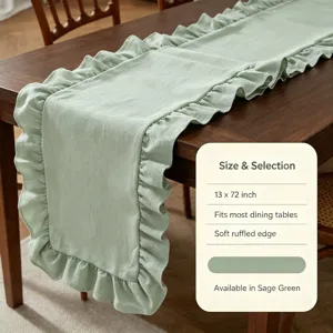 Détails du chemin de table vert sauge à volants sur table en bois