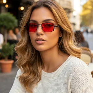 Nahaufnahme der kleinen quadratischen Retro-Metallsonnenbrille mit roten Gläsern