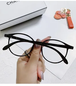 Primer plano de montura de gafas retro redondas negras con lentes de luz azul