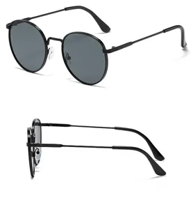 Vues détaillées de lunettes de soleil rondes en métal noir sous des angles latéral et frontal.