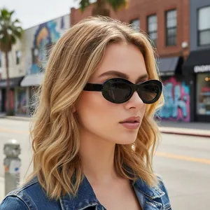 Lunettes de soleil chat-œil ovales noires rétro élégantes pour femmes en ville.