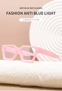 Detaillierte Ansicht des dicken rosa Rahmens dieser stylischen quadratischen Blaulichtbrille.