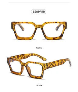 Vintage Brille mit quadratischem Rahmen und Leopardenmuster, Vorder- und Seitenansicht.