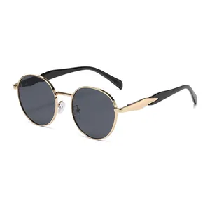 Trendige Sonnenbrille mit rundem Rahmen, Goldrand und dunklen Gläsern für einen schicken Look.
