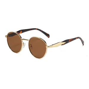 Klassische runde Sonnenbrille mit goldenem Metallrahmen und Schildpattbügeln.