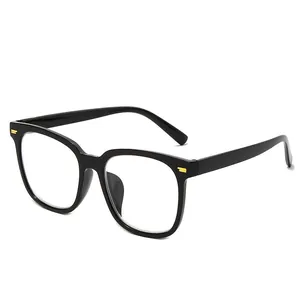 Gafas de luz azul clásicas con montura cuadrada negra y detalles decorativos dorados