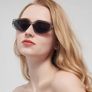 Close-up van een stijlvolle onregelmatige cat-eye zonnebril met grijs montuur op een model