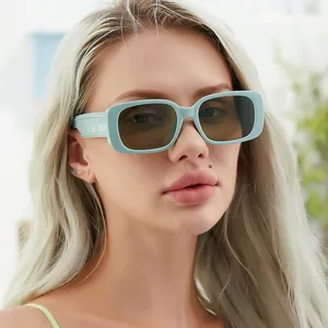 Nahaufnahme eines Models mit einer stilvollen quadratischen Sonnenbrille in Minzgrün.
