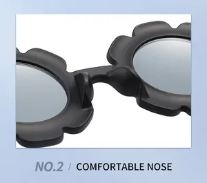 Vista macro dei naselli confortevoli su occhiali da sole neri a fiore per bambini