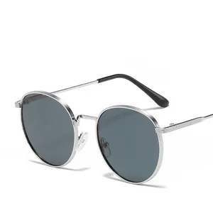 Lunettes de soleil vintage tendance à monture ovale en métal avec verres gris