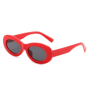 Lunettes de soleil rétro œil de chat ovales avec monture rouge et verres foncés