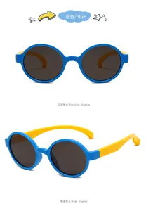 Detailweergaven van ronde blauw-gele siliconen zonnebrillen voor kinderen met UV-bescherming.