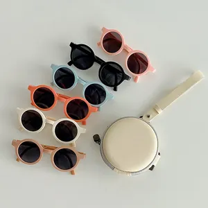 Detailansicht der faltbaren Kinder-Sonnenbrille in Bonbonfarben mit passender Tasche