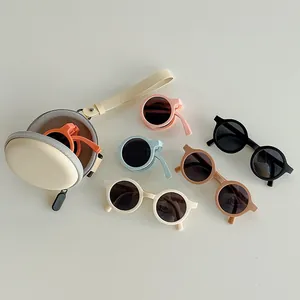 Faltbare Kinder-Sonnenbrille im Retro-Stil in Bonbonfarben mit beiger Rundtasche