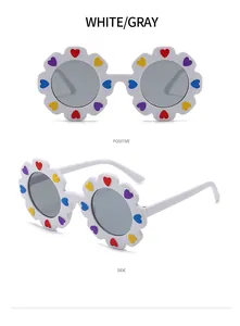 Dettagli degli occhiali da sole a fiore per bambini con cuori colorati e lenti grigie.