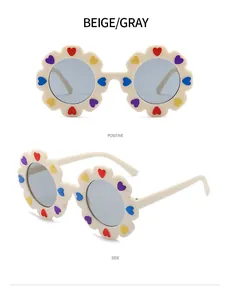 Dettagli degli occhiali da sole rotondi per bambini con stampe a cuore colorate