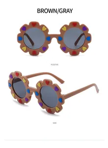 Vista frontale e laterale di occhiali da sole a fiore marrone per bambini con cuori colorati