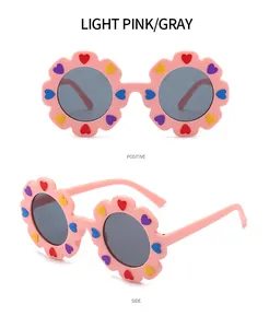 Viste dettagliate degli occhiali da sole per bambini a forma di fiore rosa, lenti grigie