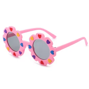 Occhiali da sole rosa per bambini a forma di fiore con motivi a cuore colorati e finitura opaca