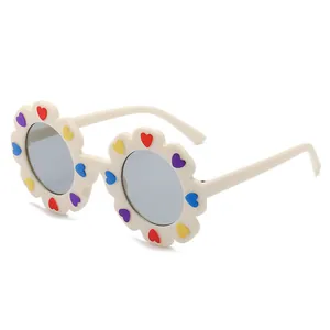 Occhiali da sole a forma di girasole per bambini con cuori colorati e montatura avorio opaco