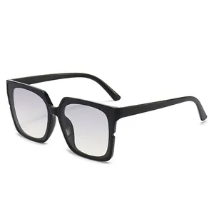 Modische quadratische schwarze Sonnenbrille mit stilvollen Verlaufsgläsern in Blau