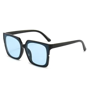 Klassische quadratische Retro-Sonnenbrille mit schwarzem Rahmen und hellblauen Gläsern