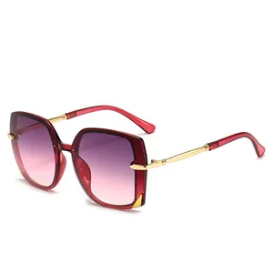 Gafas de sol poligonales para mujer con lentes degradadas rojo vino y patillas doradas
