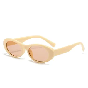 Retro-Katzenaugen-Sonnenbrille mit beigen ovalen Rahmen und orangefarbenen Gläsern