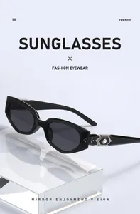 Detalle de gafas de sol de ojo de gato negras con elegante decoración de strass