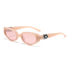 Elegantes gafas de sol de ojo de gato rosas con detalles de pedrería en las patillas