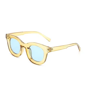 Retro-Sonnenbrille mit rundem bernsteinfarbenem Rahmen und blau getönten Gläsern