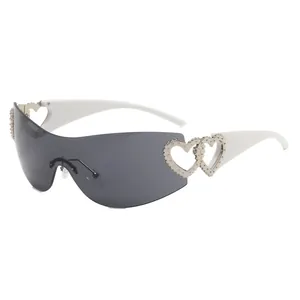 Lunettes de soleil Y2K tendance avec accents en forme de cœur et branches blanches élégantes