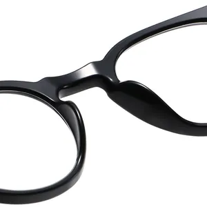 Nahaufnahme des Nasenstegs einer stilvollen schwarzen Anti-Blaulicht-Lesebrille für Damen