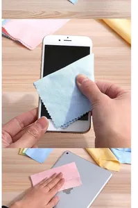 Vista dettagliata di un panno in microfibra per la pulizia di schermi di smartphone e tablet