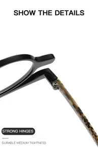 Nahaufnahme der stabilen Metall-Federscharniere am Rahmen dieser Make-up-Lesebrille
