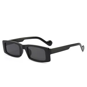 Trendige schwarze rechteckige Sonnenbrille mit einzigartig geschwungenen Bügelenden für Damen.