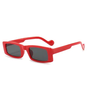 Trendige rote rechteckige Damen-Sonnenbrille mit auffälligem Rahmen und dunklen Gläsern
