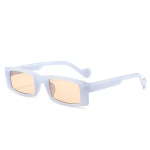 Trendige rechteckige Sonnenbrille mit hellblauem Rahmen und warmen orangefarbenen Gläsern