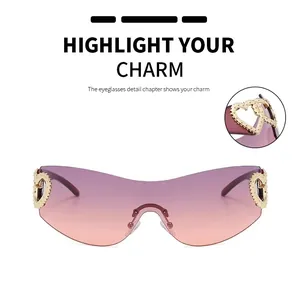 Vue détaillée des charnières dorées en forme de cœur sur lunettes Y2K dégradées