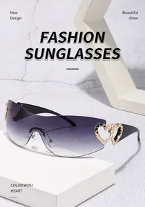 Détail macro des lunettes Y2K avec accents métalliques en forme de double cœur doré