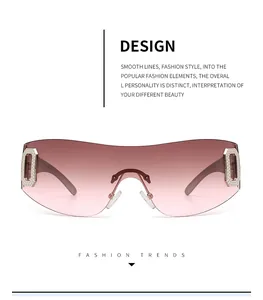 Gros plan sur des lunettes de soleil Y2K sans monture avec verres dégradés roses