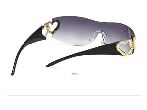 Vue arrière de lunettes de soleil Y2K avec accent cœur doré et verres dégradés violets