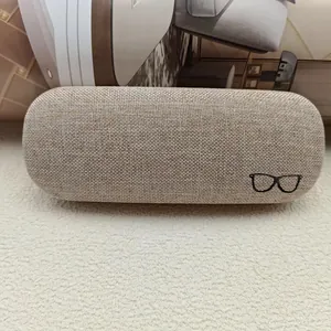 Schützendes Brillenetui mit Leinentextur und minimalistischer schwarzer Stickerei