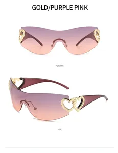 Lunettes de soleil enveloppantes Y2K sans monture avec cœurs dorés dégradé rose.