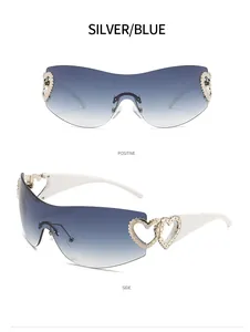 Lunettes Y2K à verres dégradés bleus et détails de branches en forme de cœur.